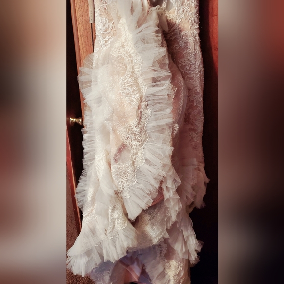 Size 4 Wedding dress, trumpet slip, head piece, veil, ribbon sequence belt. - Picture 13 of 13